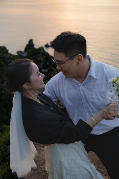 在日落时分，情侣们在海边快乐地拥抱，捕捉爱和幸福