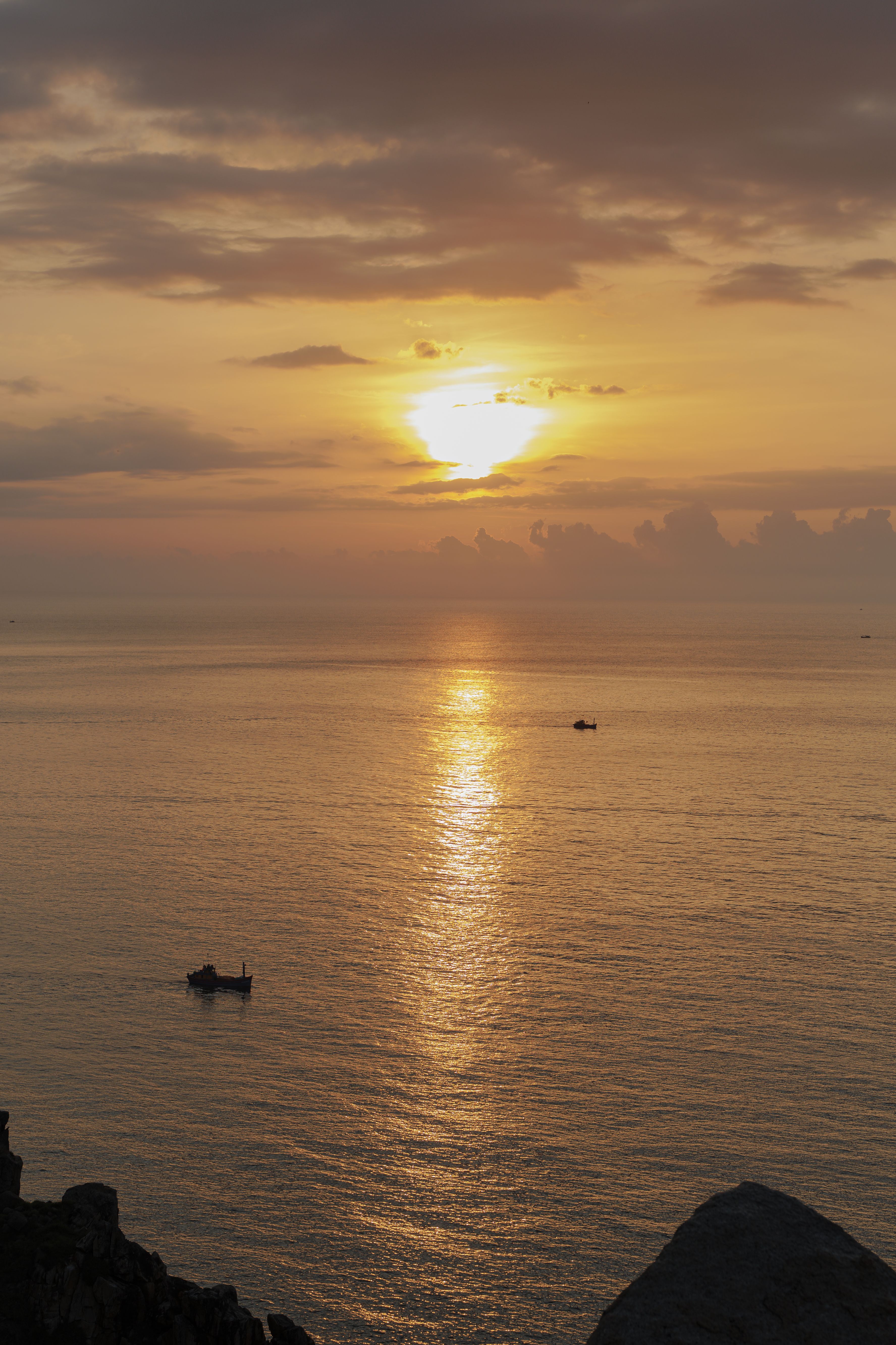 Stunning Ocean Sunset with Boats on the Horizon · Free Stock Photo