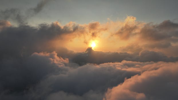 在云层之上，观赏那令人震撼的日落，色彩斑斓，美丽而空灵