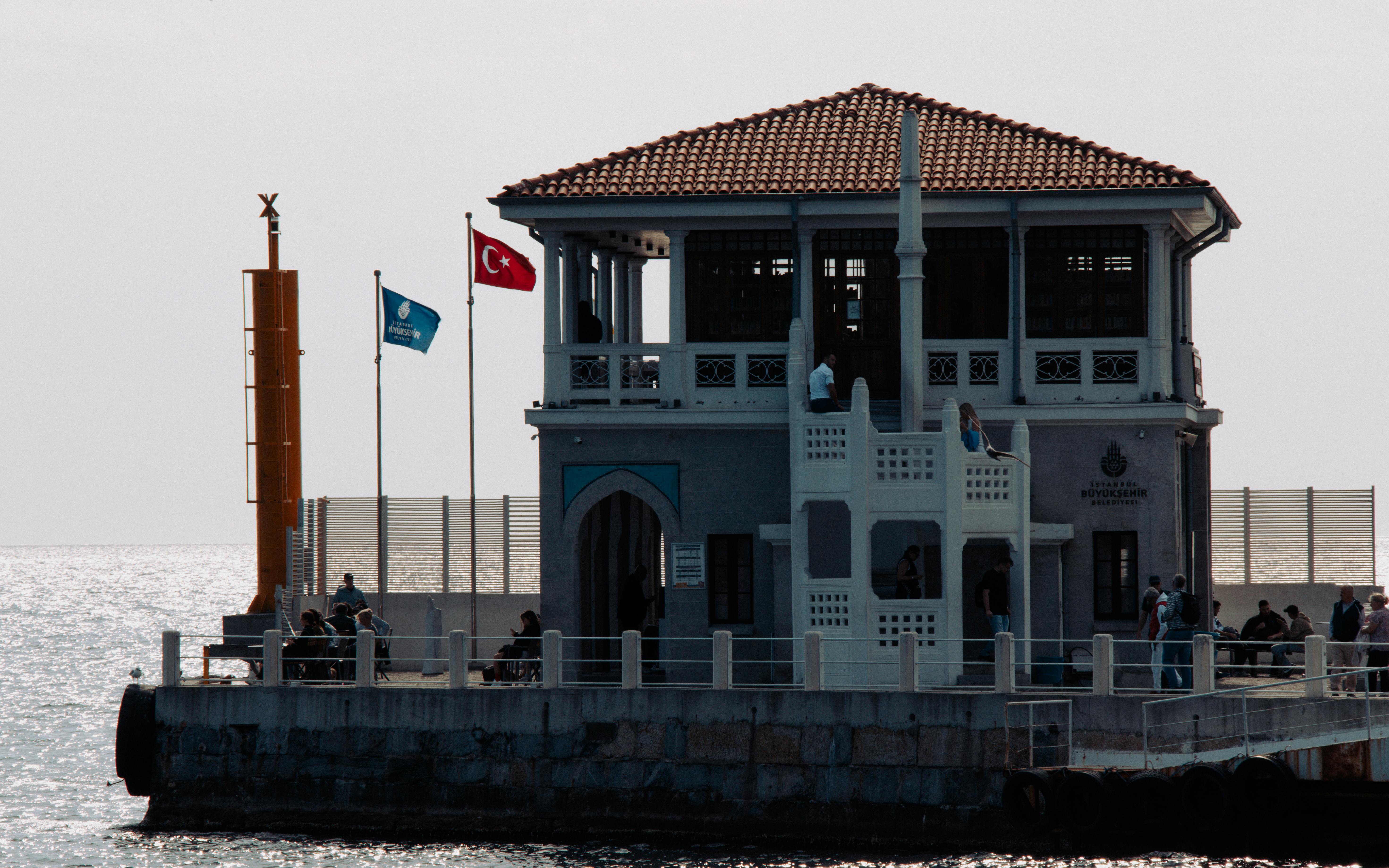 common:alt.prefix People relaxing at Istanbul's Moda Pier on a sunny day by the sea. common:alt.postfix