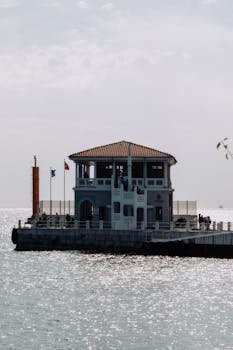 在伊斯坦布尔的码头上，我站在一座历史悠久的建筑前，目光被波光粼粼的大海和明亮的天空所吸引