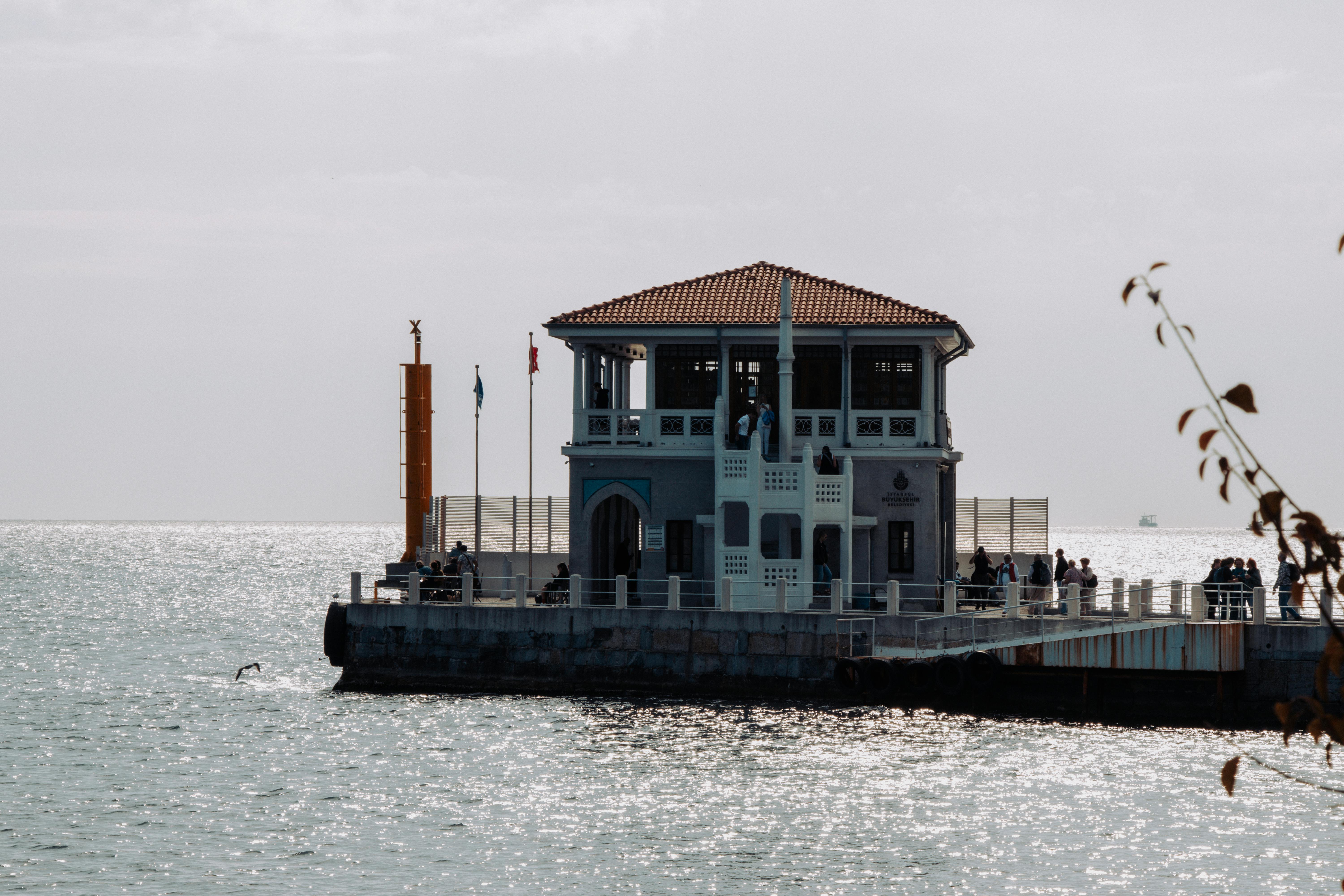 bezplatná Malebný snímek mola Moda Pier za slunečného dne v Istanbulu v Turecku. Základová fotografie