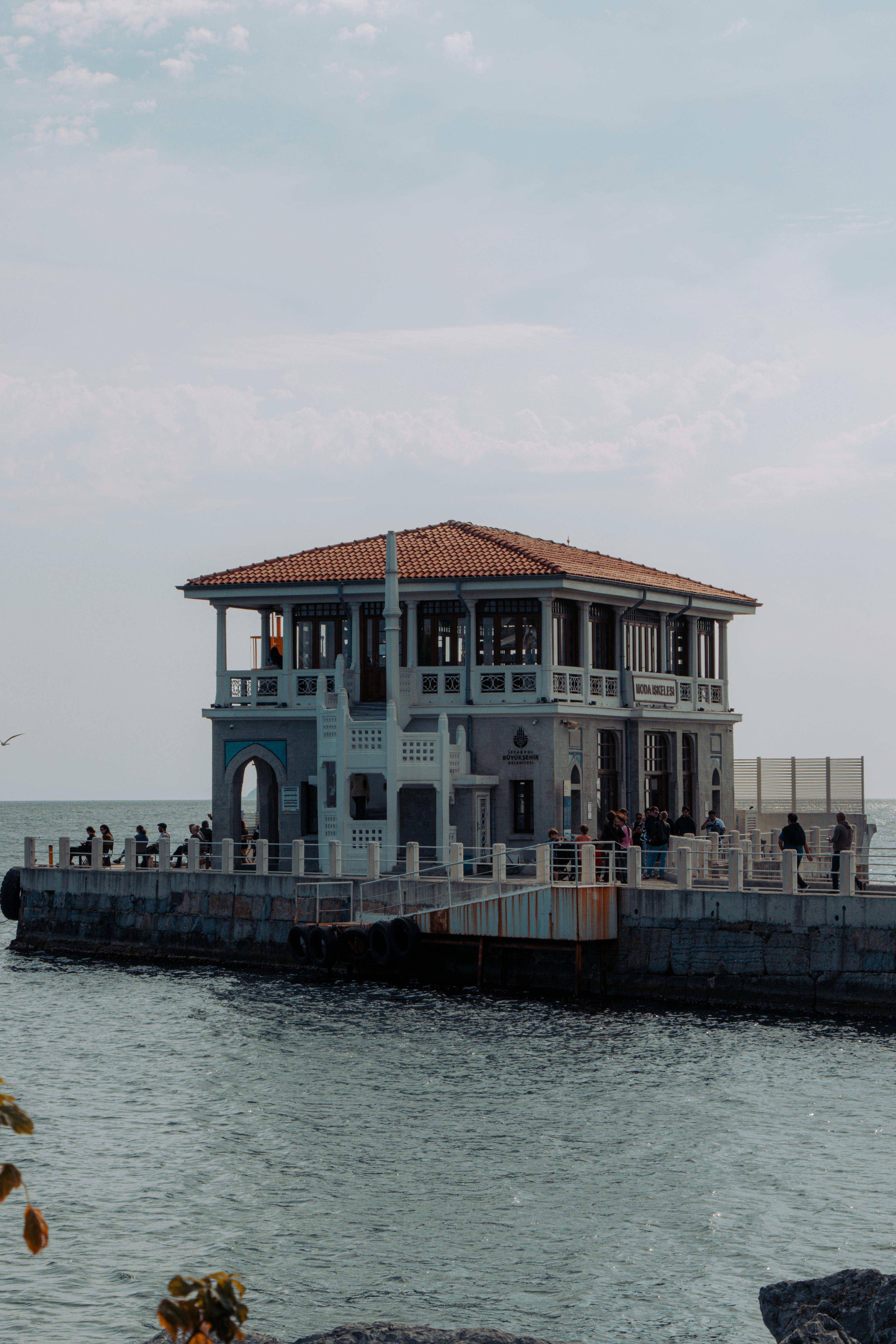 在明亮的天空下，图尔基耶伊斯坦布尔历史悠久的莫达码头景色迷人