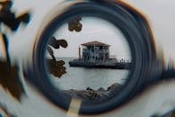 伊斯坦布尔莫达码头的艺术镜头景观，捕捉了其海滨独特的建筑