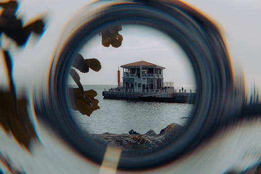 伊斯坦布尔莫达码头的艺术镜头景观，捕捉了其海滨独特的建筑