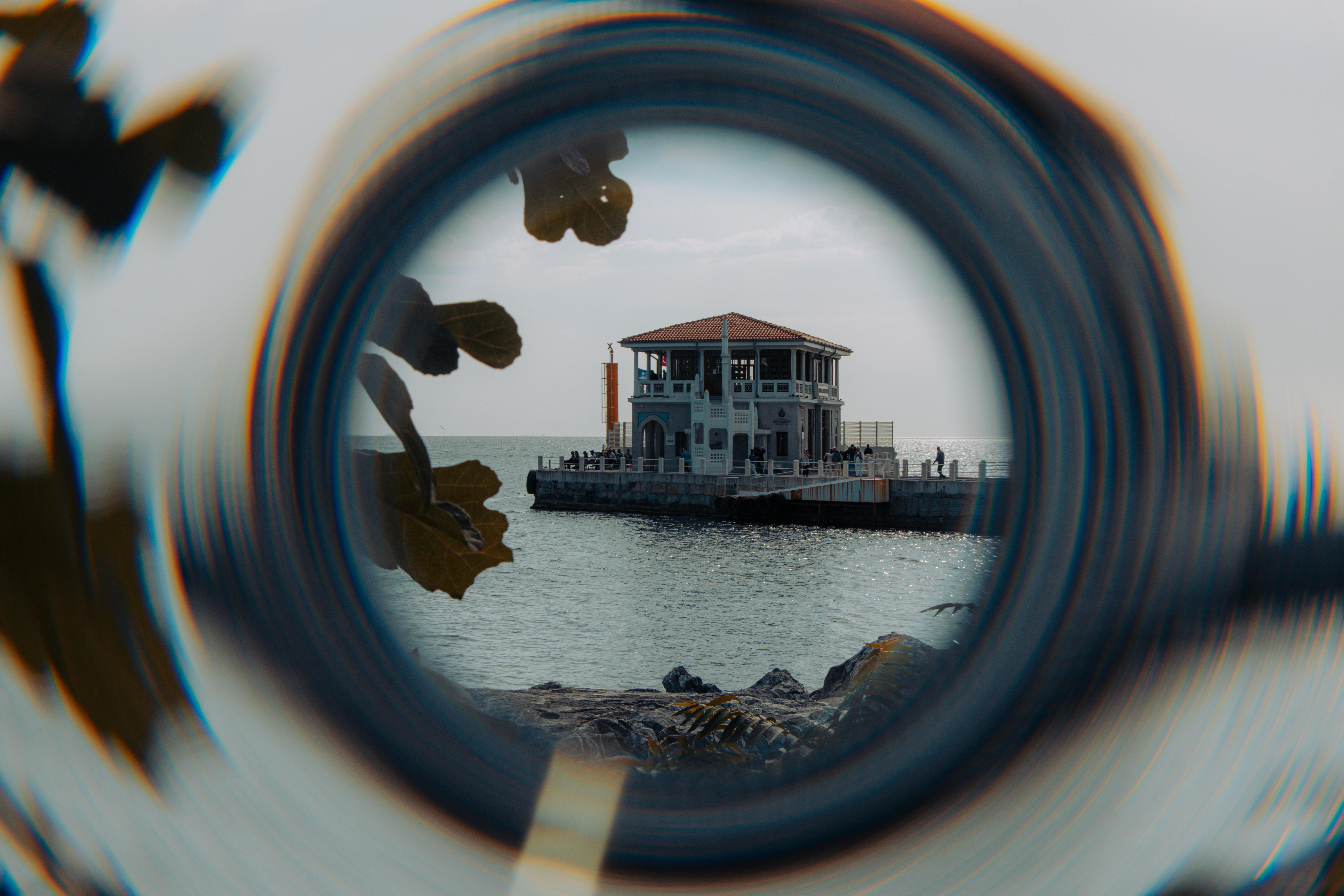 Kostnadsfria Konstnärlig linsvy av Moda-piren i Istanbul, som fångar dess unika arkitektur vid havet. Stock foto