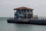 探索伊斯坦布尔历史悠久的莫达码头，欣赏马尔马拉海的景色，捕捉当地生活和建筑魅力