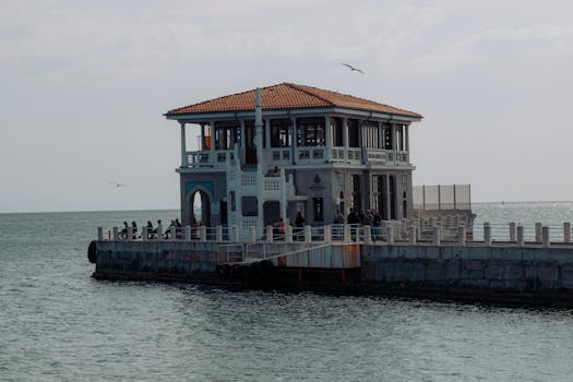 探索伊斯坦布尔历史悠久的莫达码头，欣赏马尔马拉海的景色，捕捉当地生活和建筑魅力