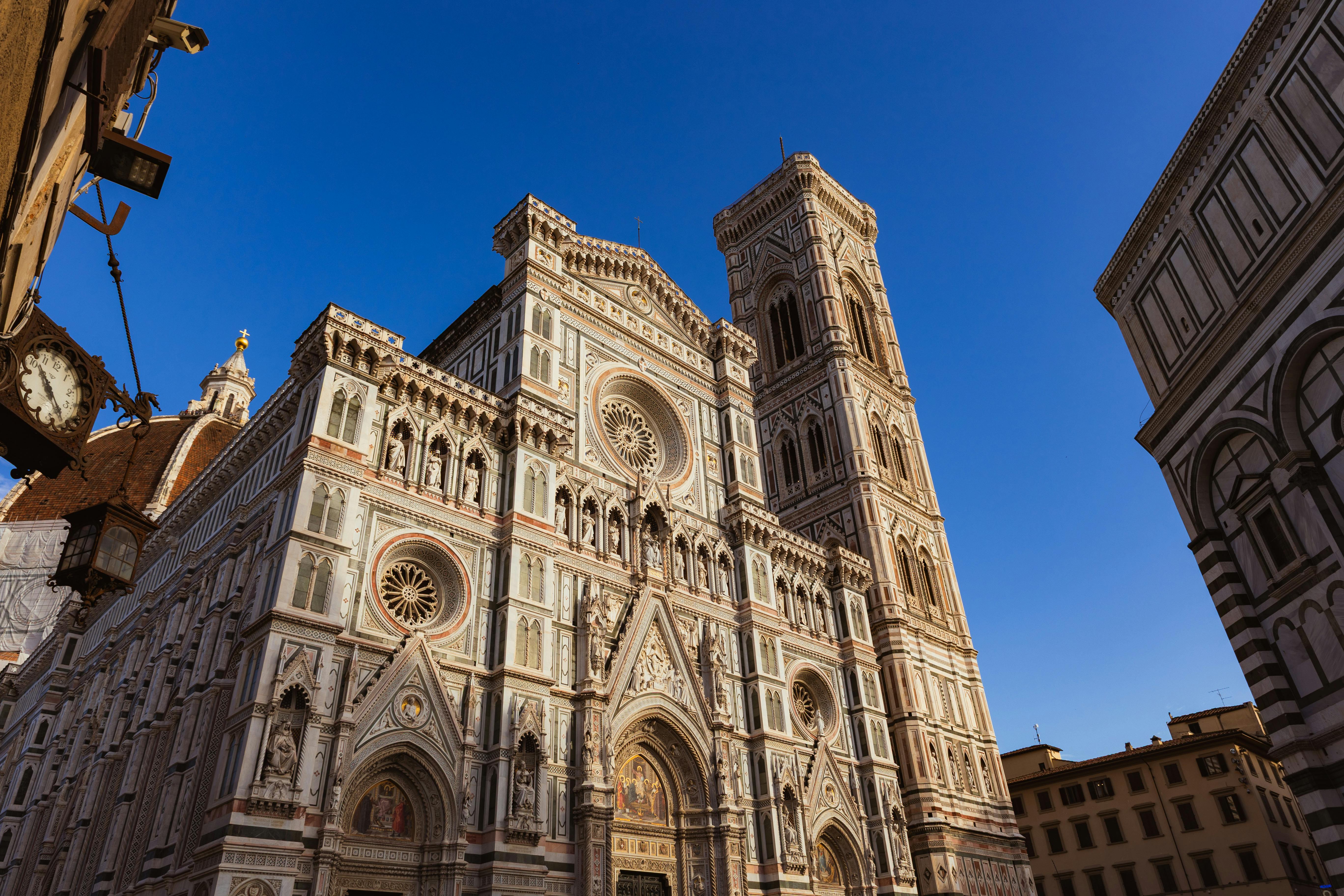 标志性的佛罗伦萨大教堂沐浴在阳光下，蔚蓝的天空映衬着它
