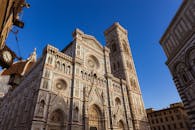 标志性的佛罗伦萨大教堂沐浴在阳光下，蔚蓝的天空映衬着它