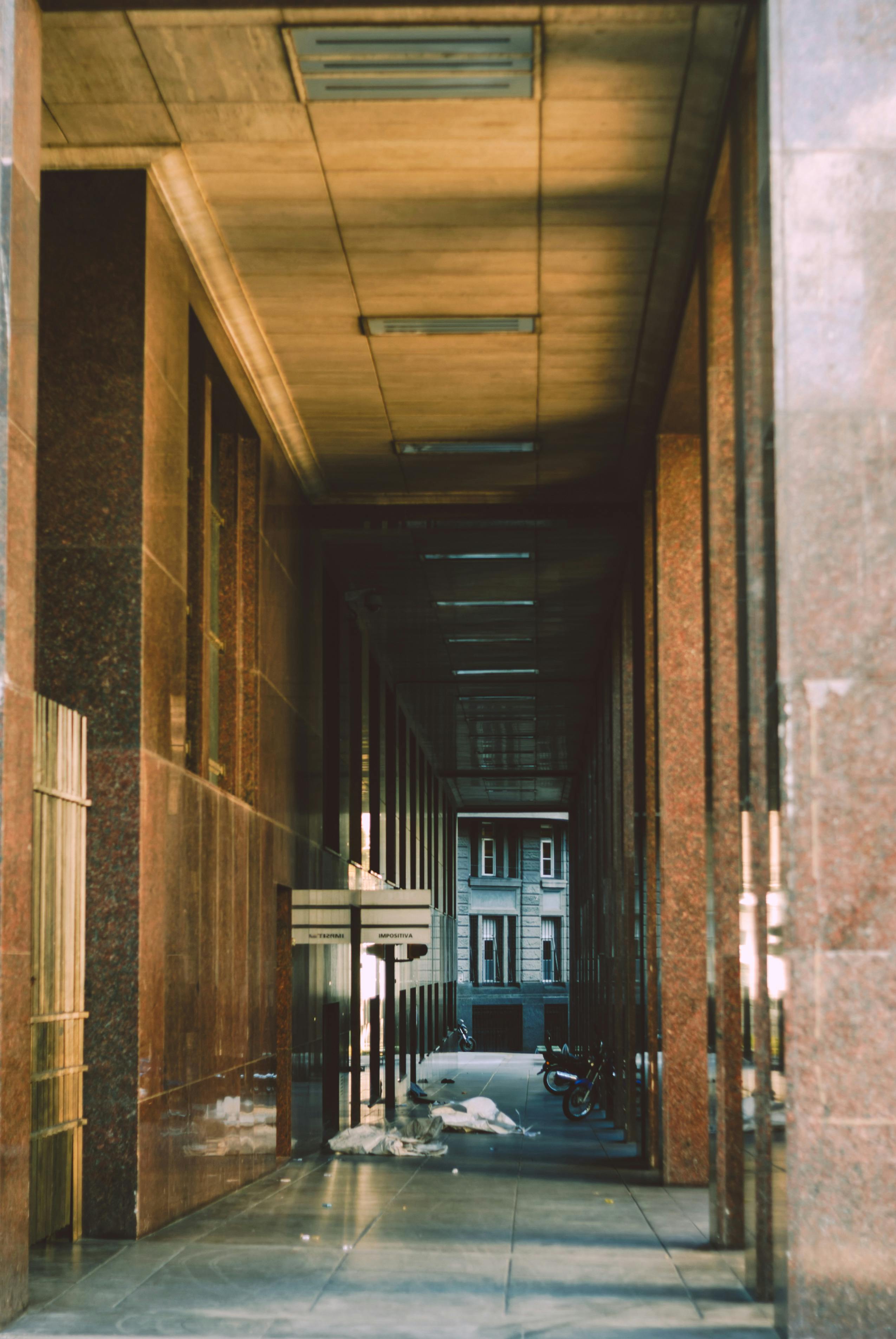 Miễn phí Một hành lang đô thị buồn tẻ trưng bày kiến trúc hiện đại ở Buenos Aires. Ảnh lưu trữ