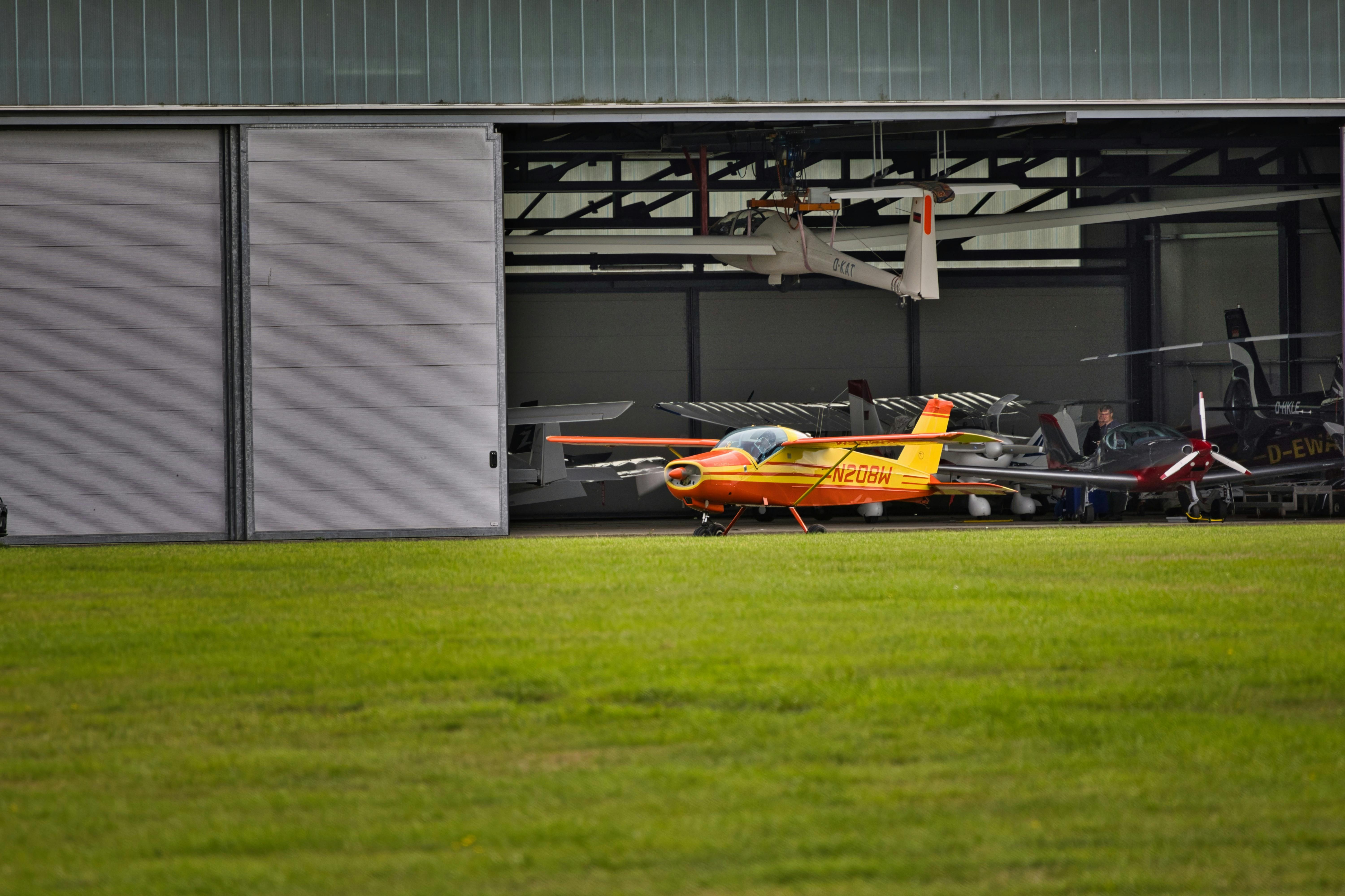 一架充满活力的飞机停在舱门打开的机库里，准备飞行