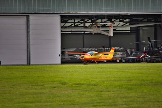 一架充满活力的飞机停在舱门打开的机库里，准备飞行