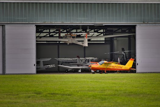 在阳光明媚的日子里，一架充满活力的黄色飞机停在满飞机的机库外