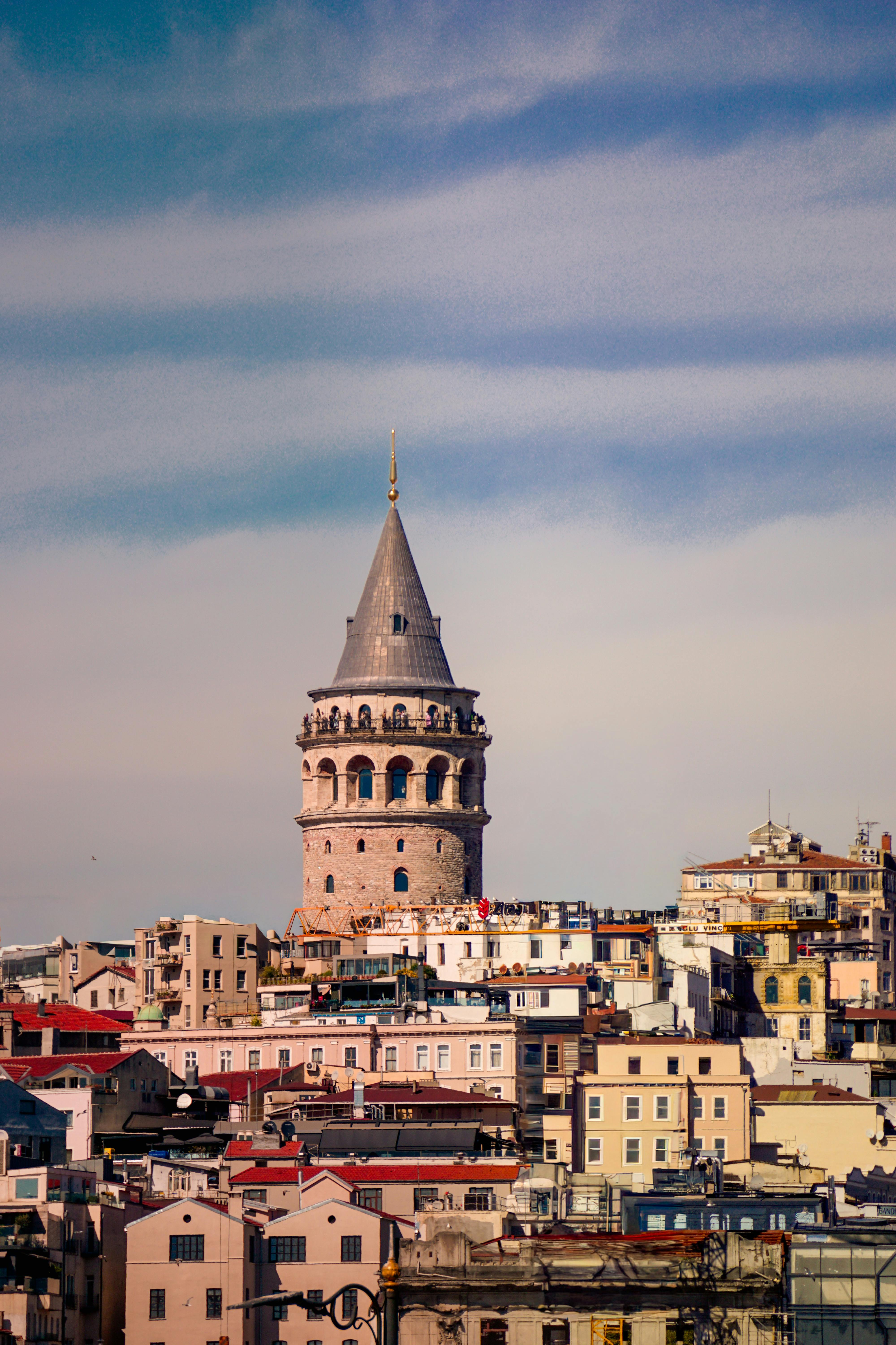 在晴朗的天空下，欣赏加拉塔塔和周围伊斯坦布尔建筑的景色