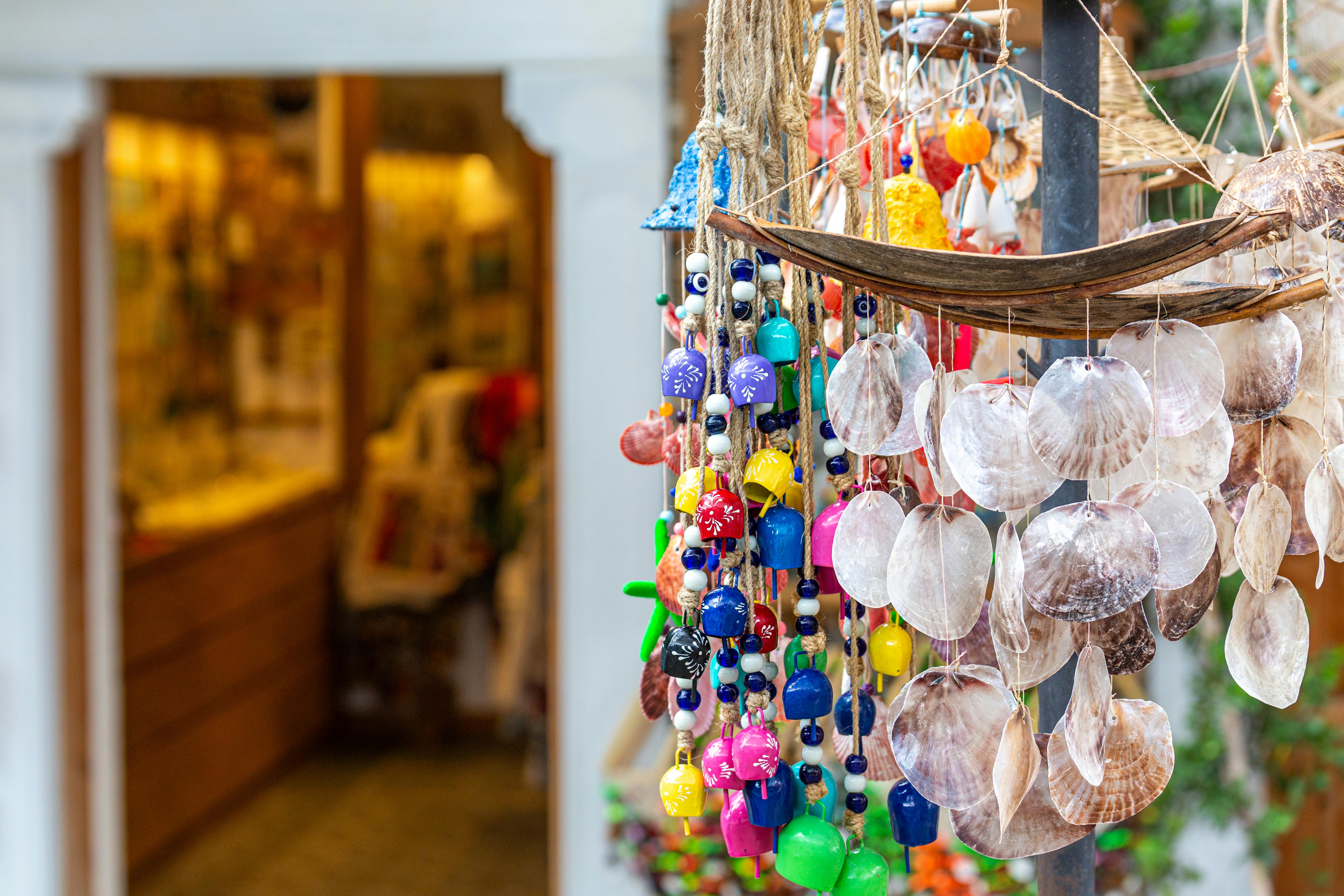 在工匠商店中，展示着充满活力的手工贝壳和珠子手机