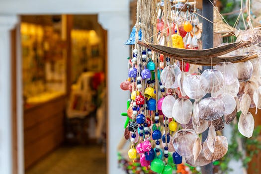 在工匠商店中，展示着充满活力的手工贝壳和珠子手机