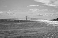 在波光粼粼的大海之上，里奥-尼特罗伊桥呈现出戏剧性的黑白景色