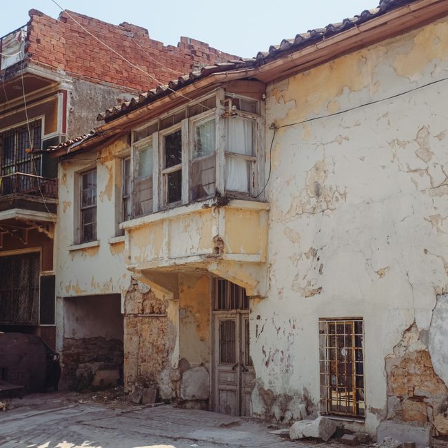 Façade dégradée d'une maison ancienne abandonnée