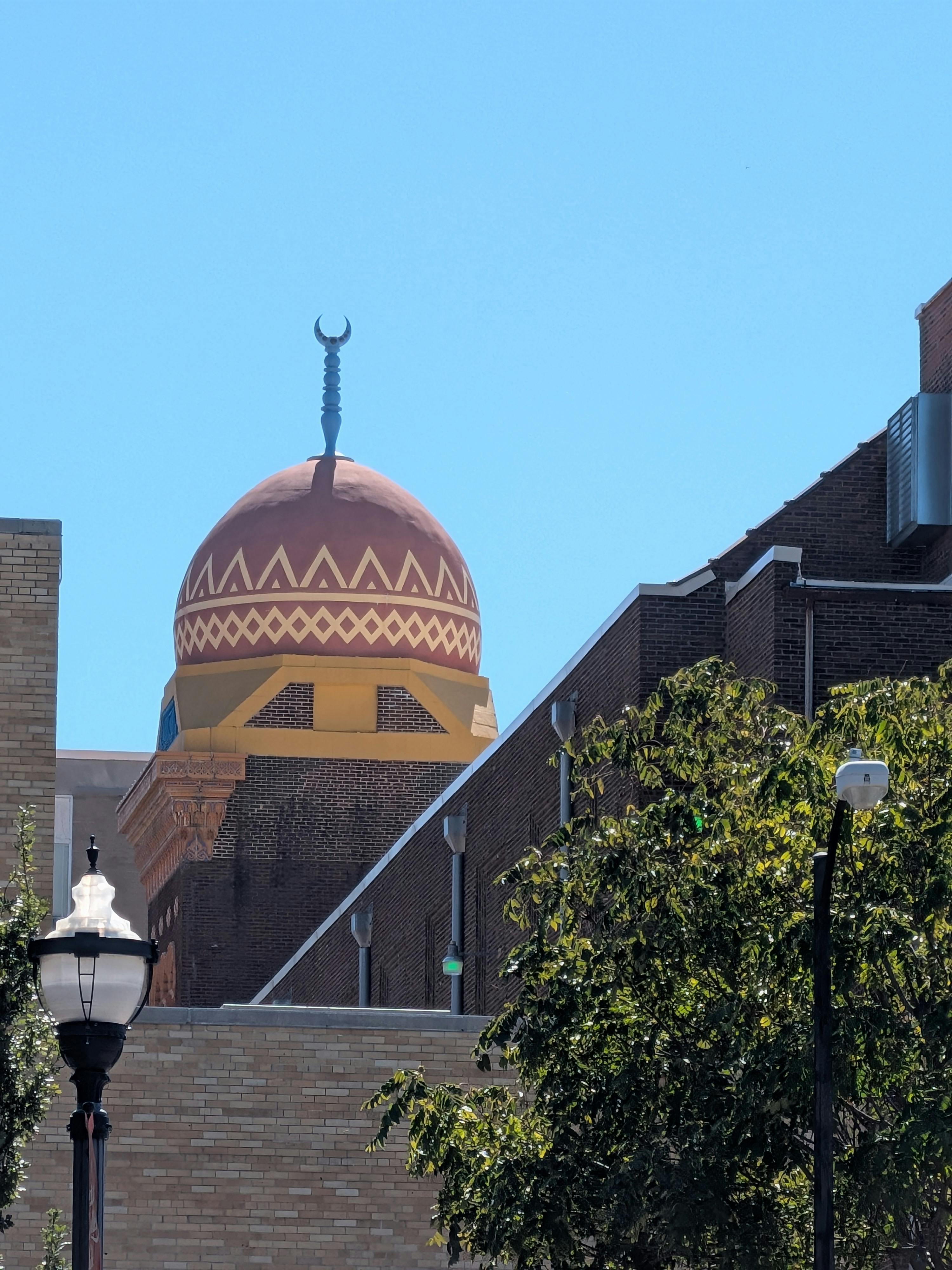 寺是建筑物，用于供奉佛、菩萨或举行宗教活动