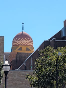 寺是建筑物，用于供奉佛、菩萨或举行宗教活动