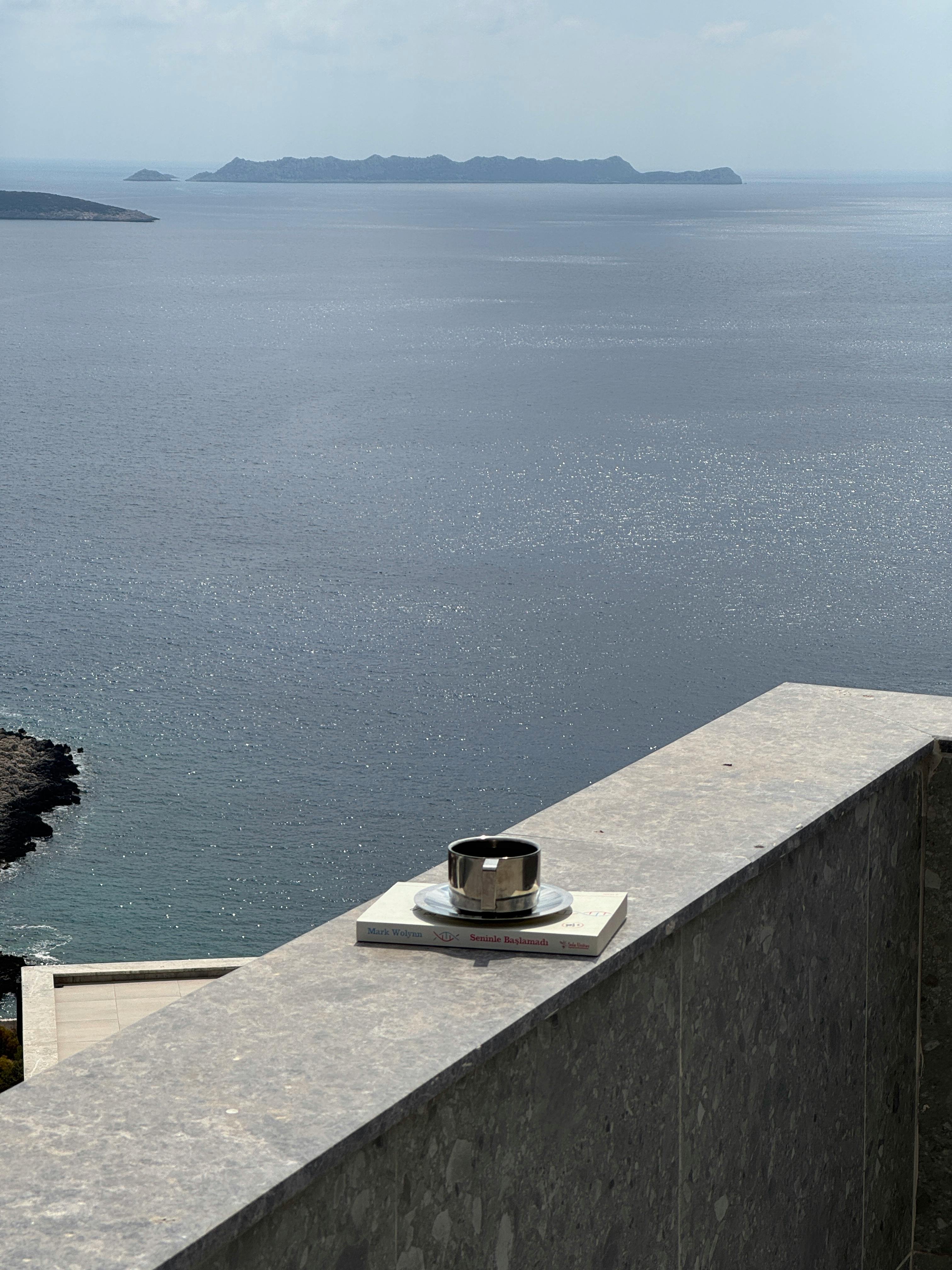 在露台上喝杯咖啡，享受宁静的场景，俯瞰大海