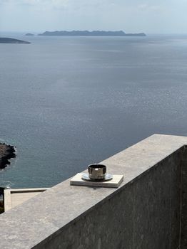 在露台上喝杯咖啡，享受宁静的场景，俯瞰大海