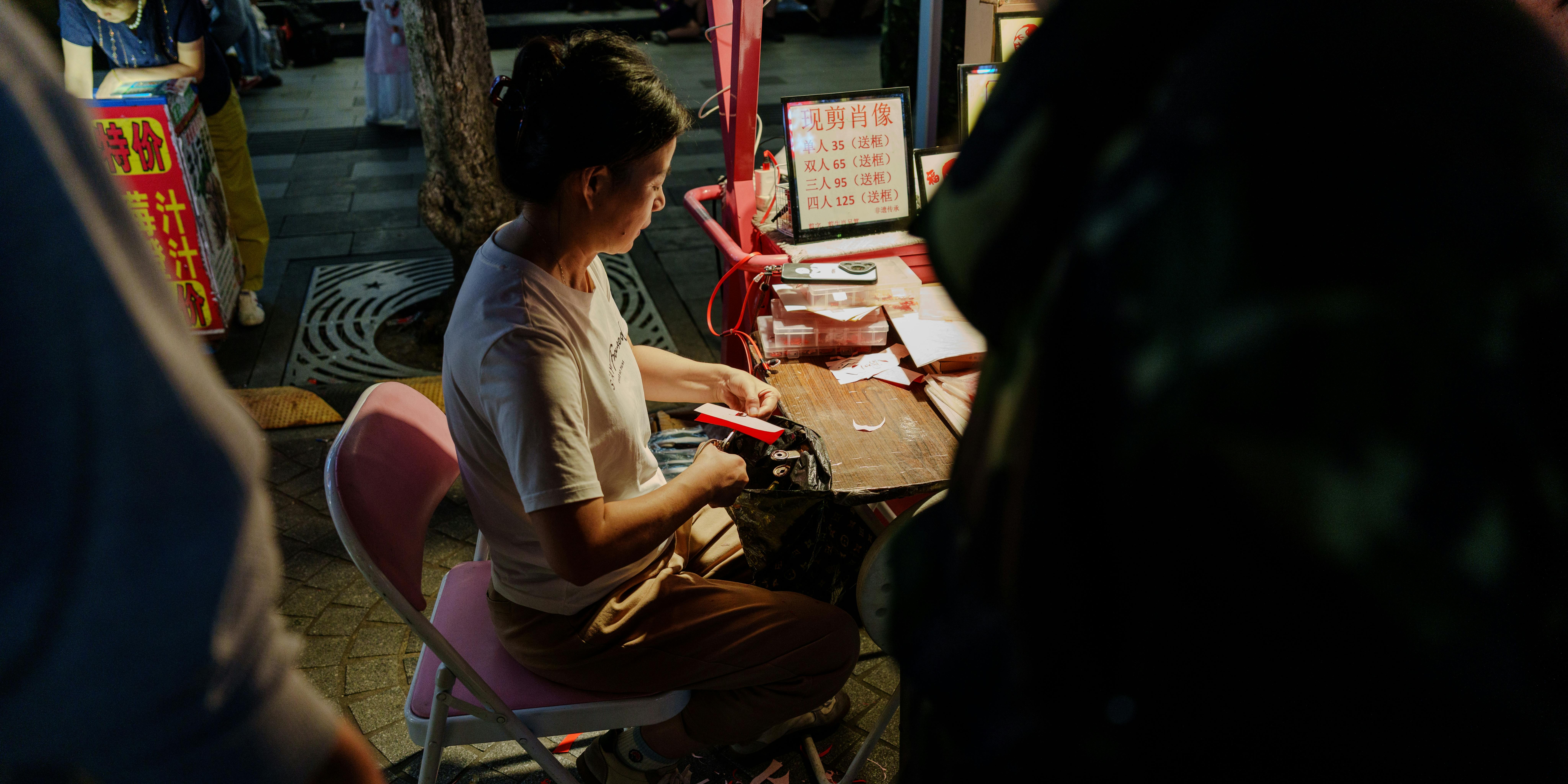 財經：現貨黃金價格大幅跳水，投資人應密切關注市場動態