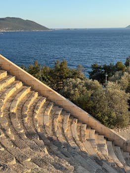 古老的圆形剧场的景色，绿树成荫，沿岸水域