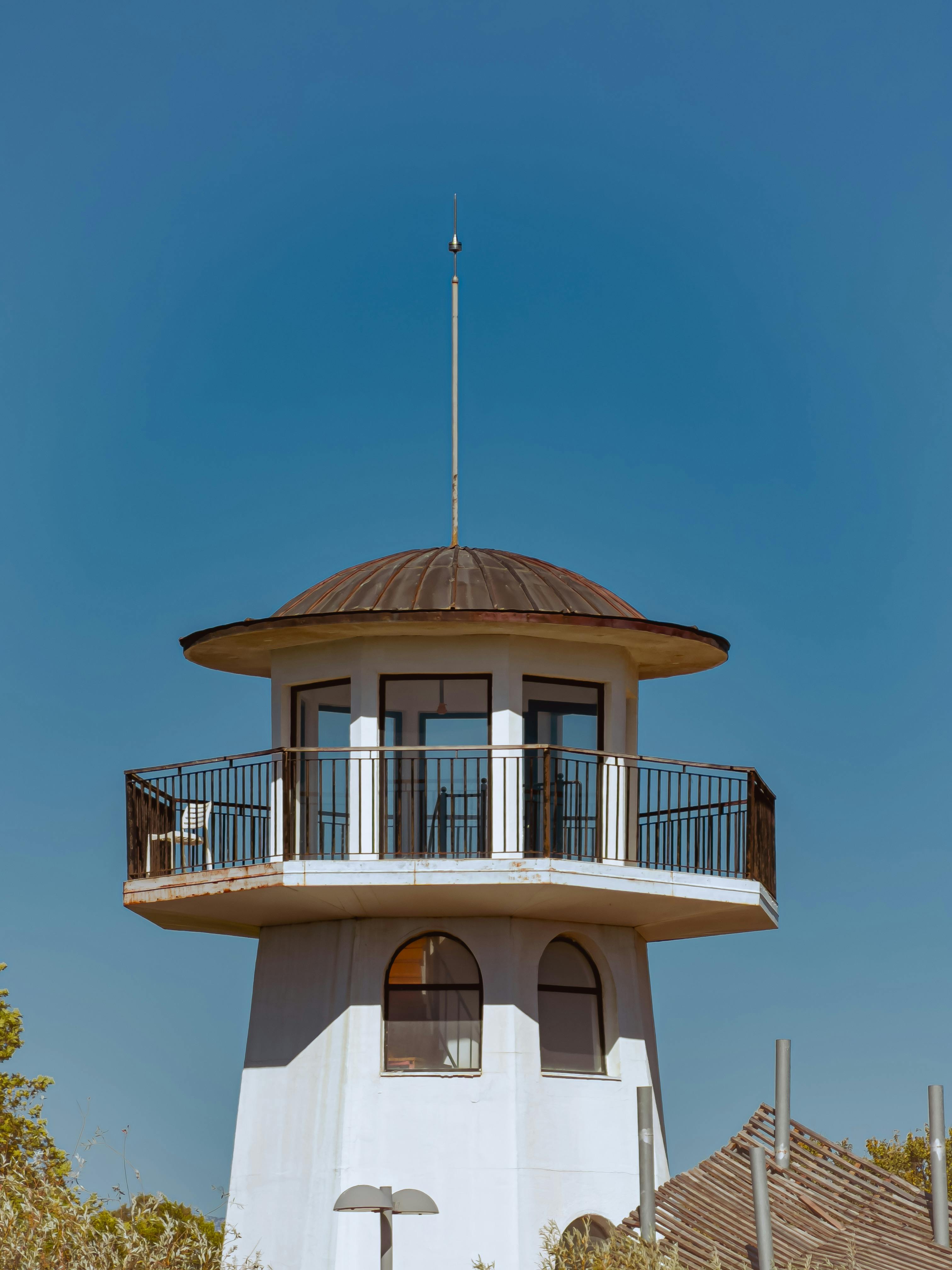 在晴朗的蓝天下，复古观景塔设有圆形阳台，非常适合建筑和旅行主题