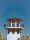 在晴朗的蓝天下，复古观景塔设有圆形阳台，非常适合建筑和旅行主题
