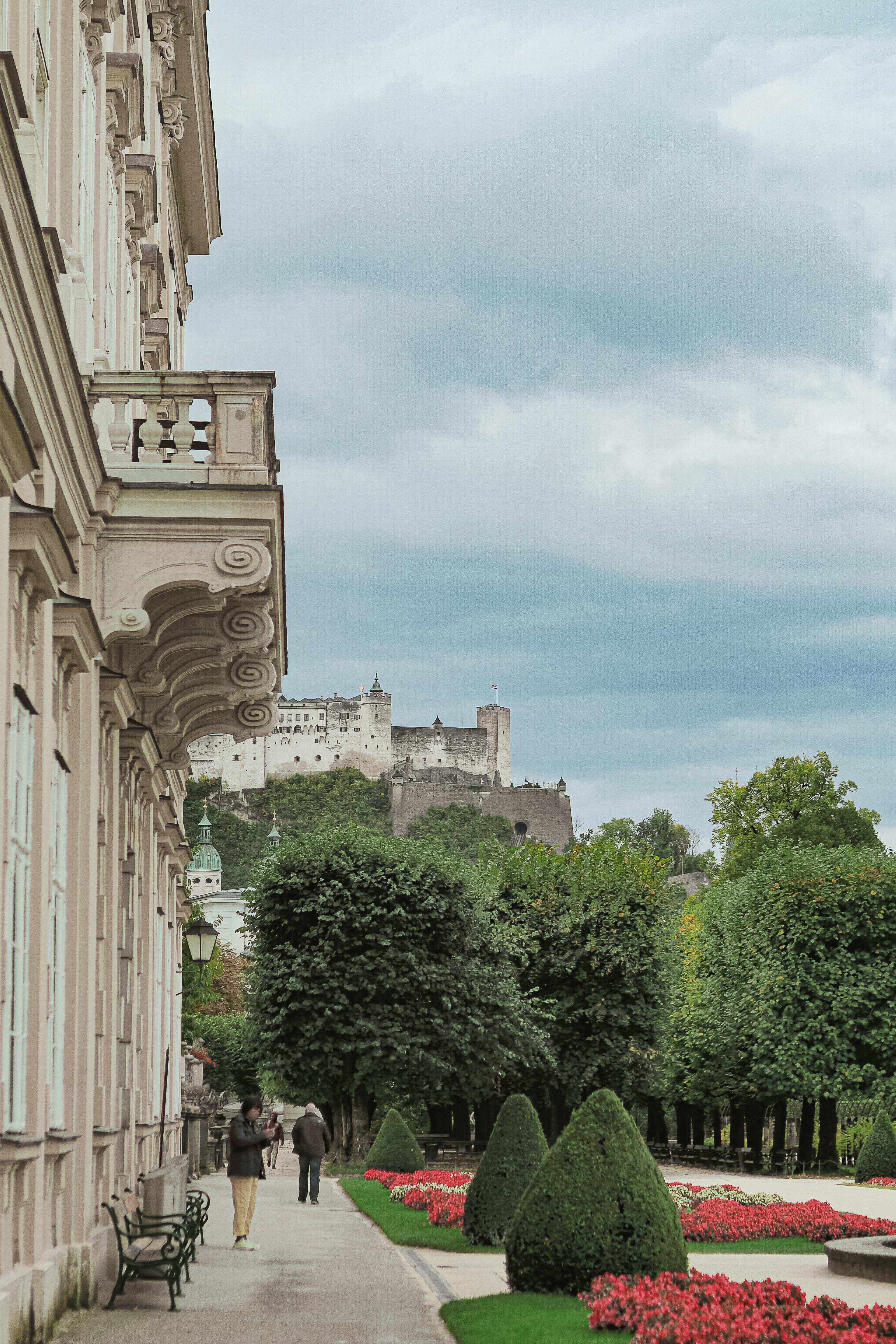奥地利萨尔茨堡的米拉贝尔花园和霍亨萨尔茨堡堡垒都拥有迷人的风景