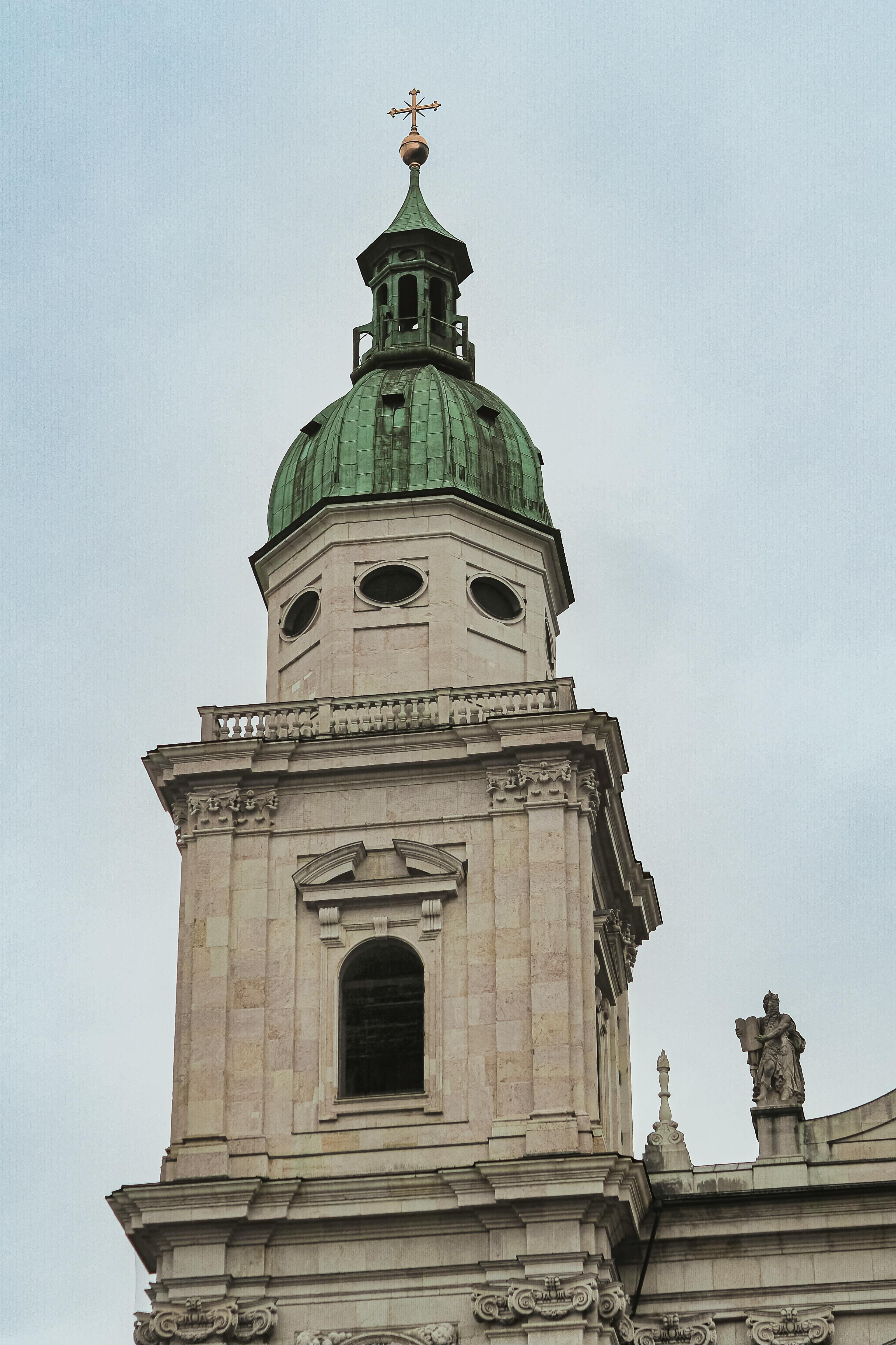 奥地利萨尔茨堡的圣彼得教堂，历史悠久，拥有一座细节丰富的塔楼