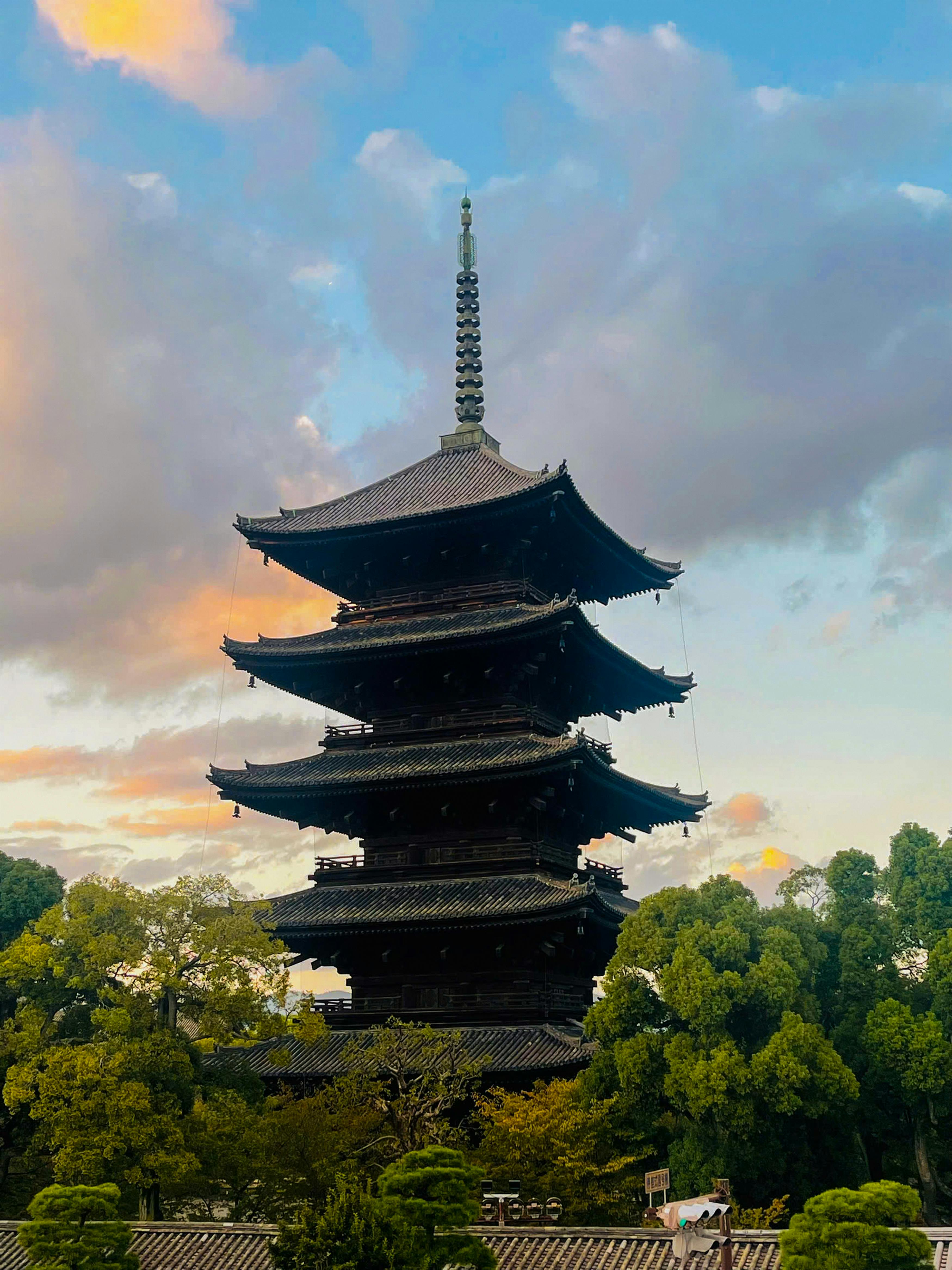 在日落时的传统日本塔，可以看到夕阳的余晖映照在塔身上，形成一幅美丽的画面