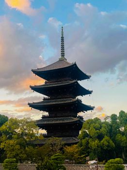 在日落时的传统日本塔，可以看到夕阳的余晖映照在塔身上，形成一幅美丽的画面