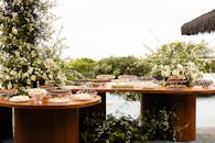 在弗洛里亚诺波利斯的户外婚礼中，美丽的设置和花卉装饰以及甜点都是重要的元素