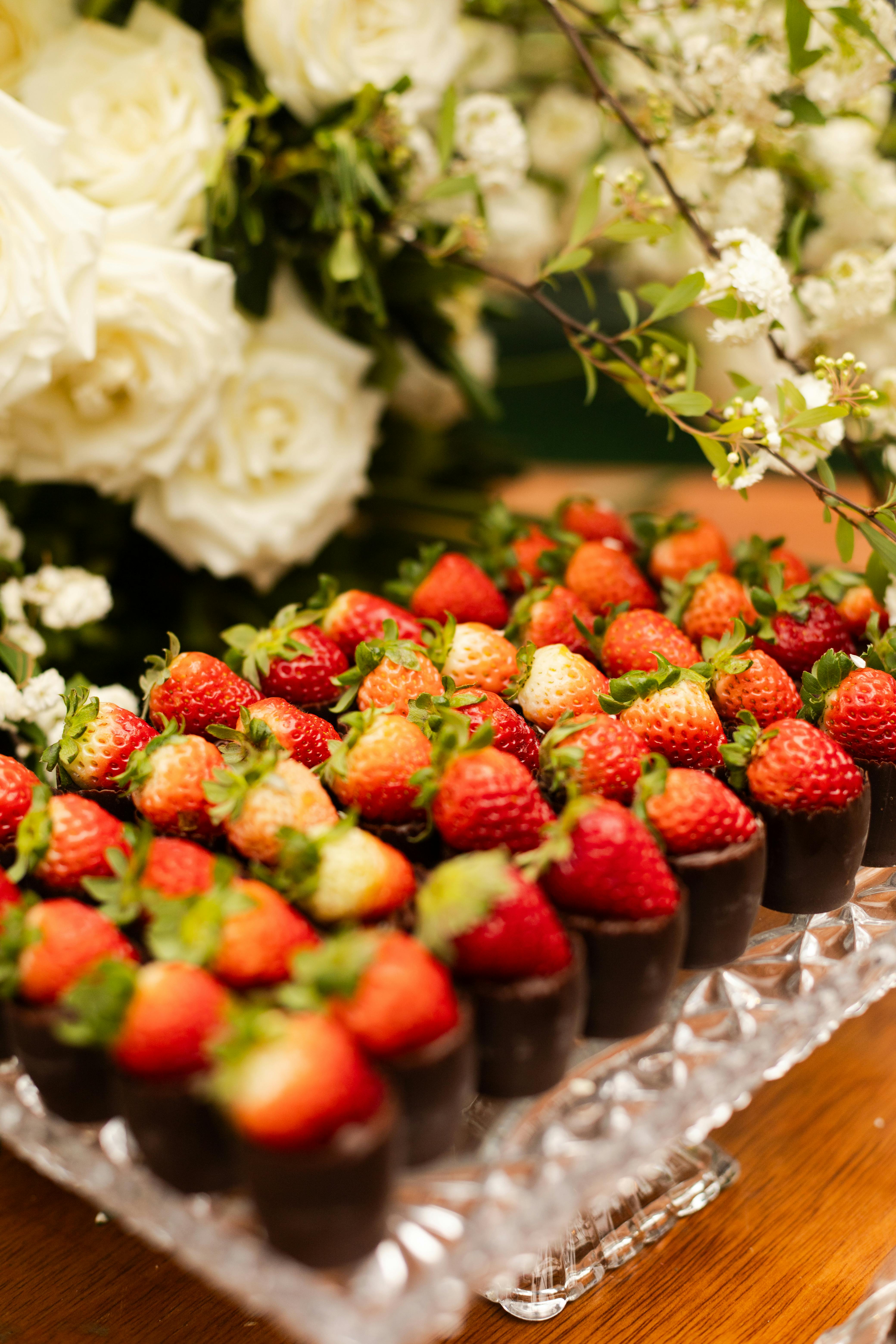 在弗洛里亚诺波利斯，一场婚礼上，美味的草莓蘸着巧克力优雅地展示