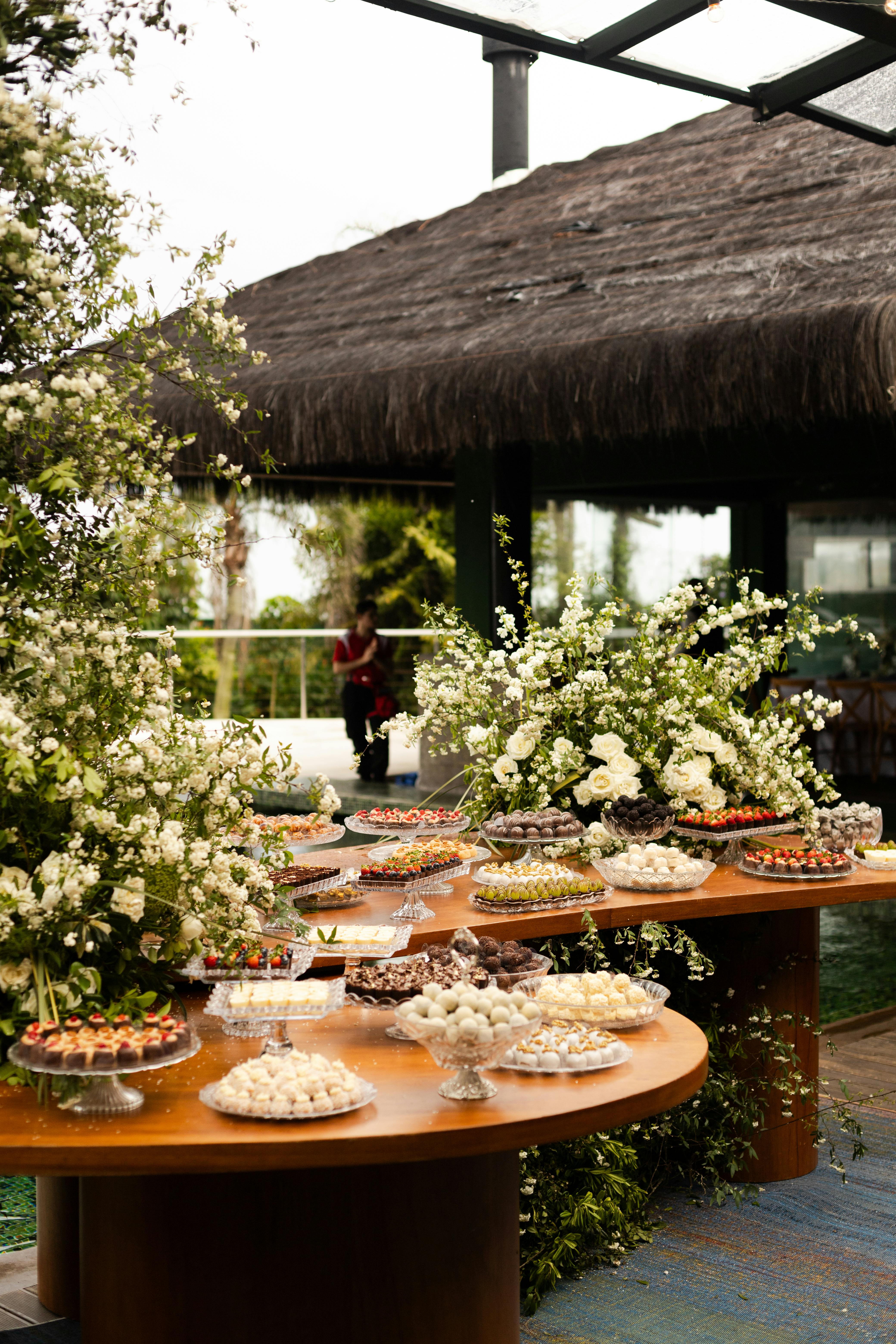 令人惊叹的婚礼装饰与一系列的甜点在海滨招待会，在巴西弗洛里亚诺波利斯举行