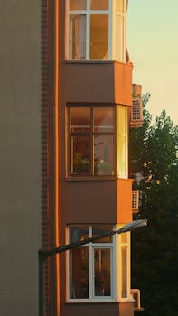 日落时，梦幻般的建筑在阳光的照射下显得格外迷人