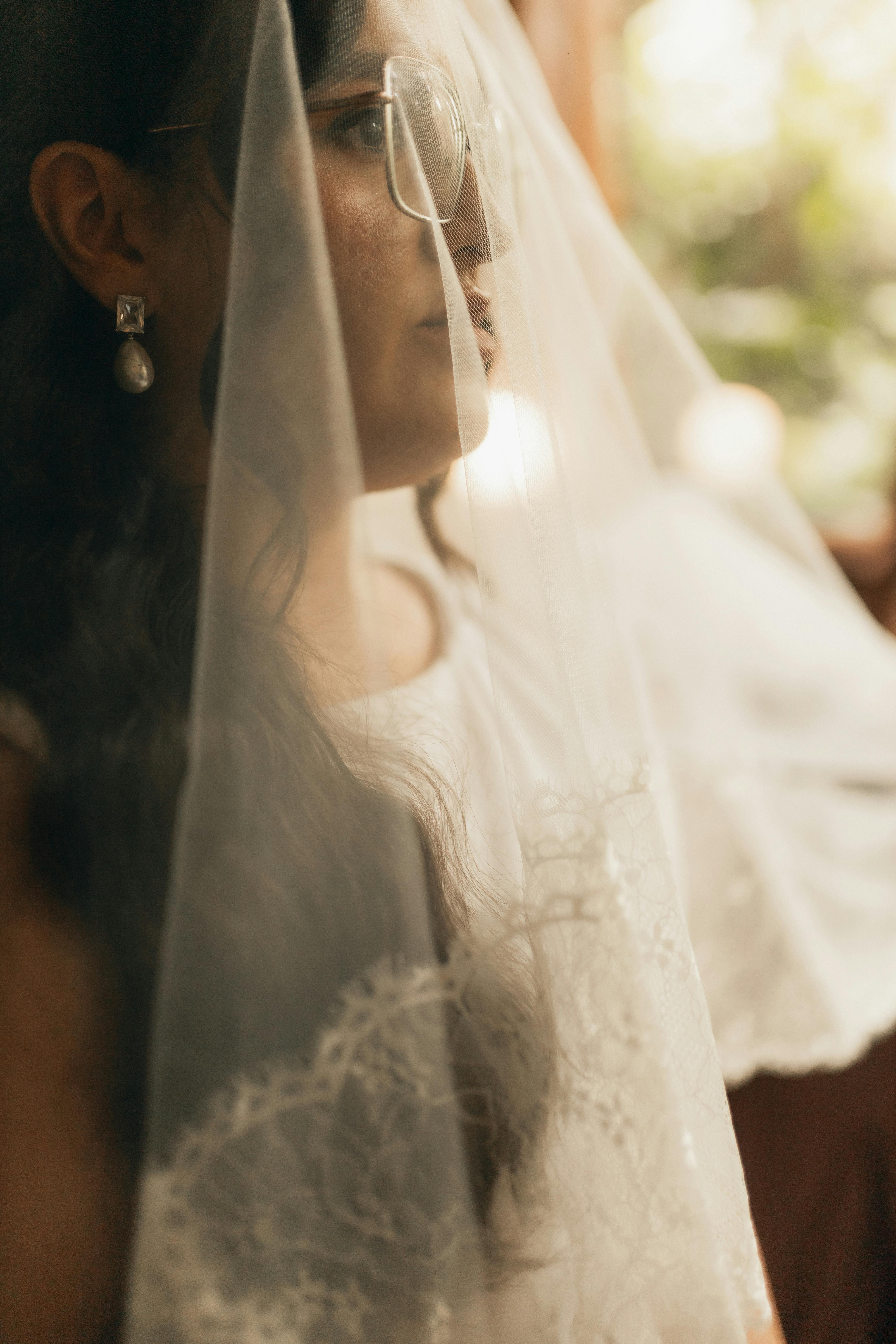 灯光柔和，新娘身穿蕾丝面纱，优雅地捕捉着浪漫的气息