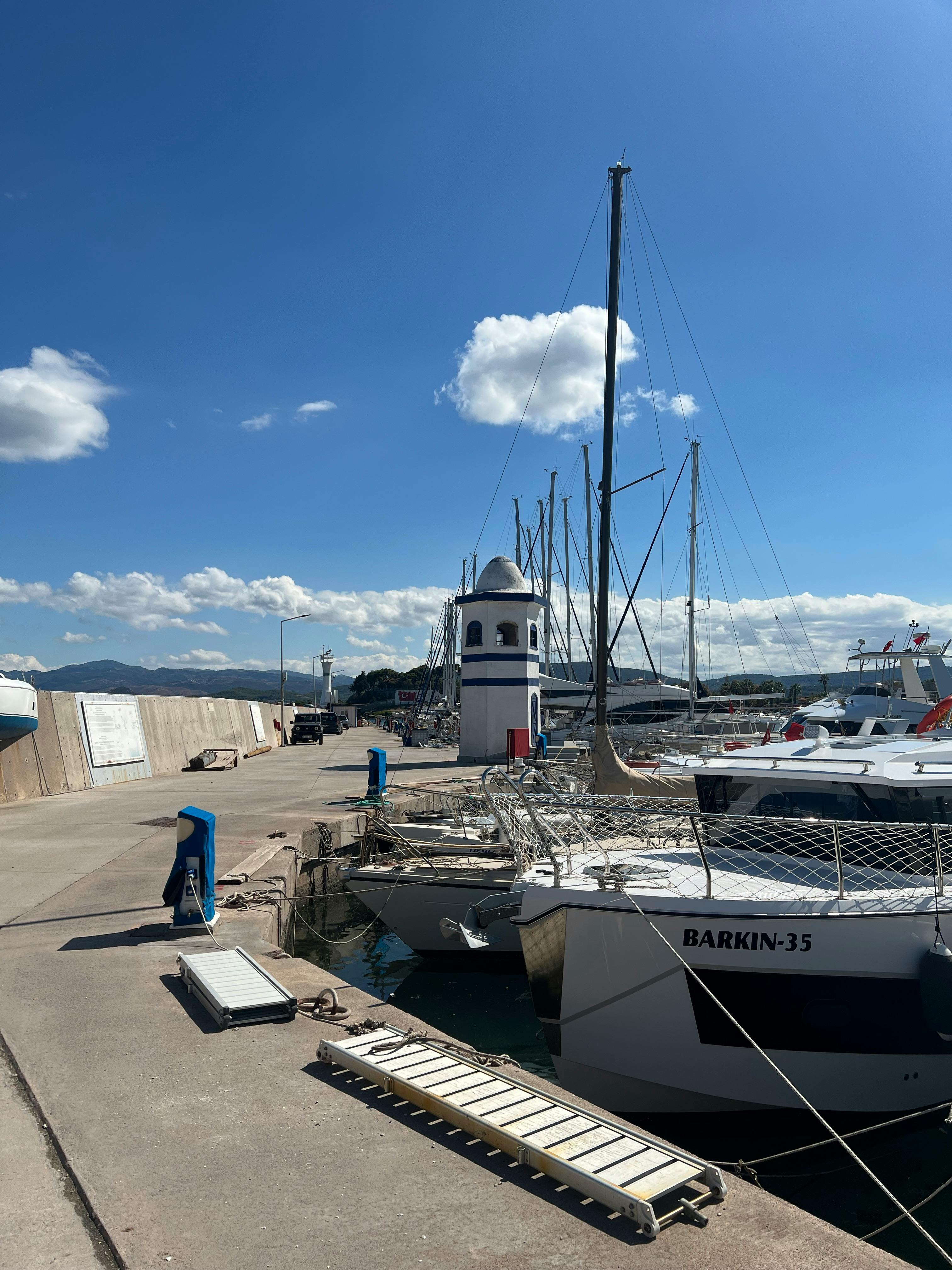 码头上，阳光明媚的一天，船只静静地停靠在岸边