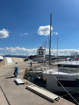 码头上，阳光明媚的一天，船只静静地停靠在岸边