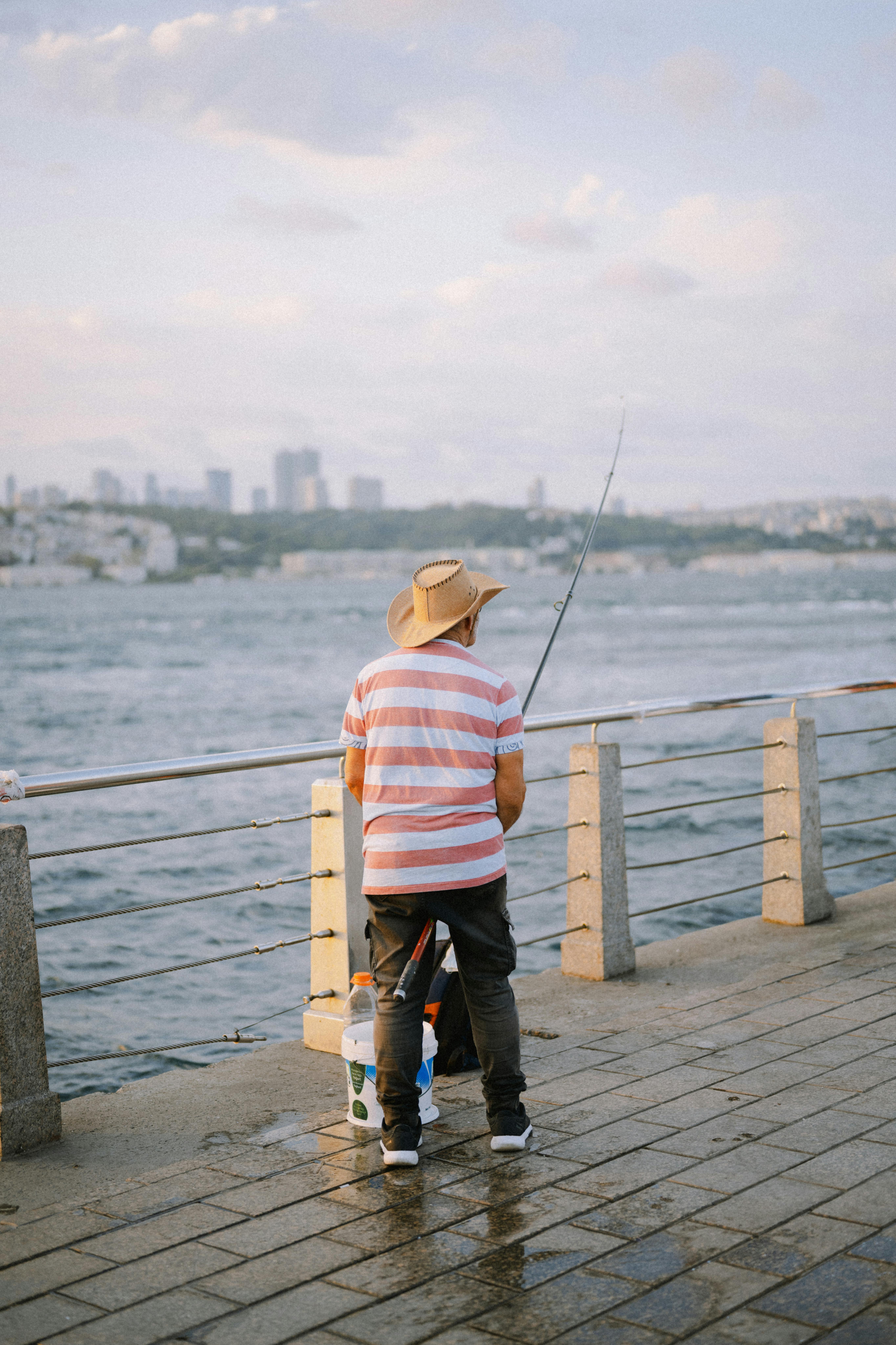 博斯普鲁斯海峡是连接黑海和马尔马拉海的重要通道，其免费库存照片、电影外观以及鱼都值得探索