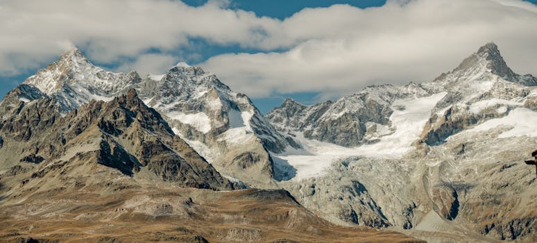 瑞士采尔马特令人惊叹的瑞士阿尔卑斯山景观，山峰白雪皑皑