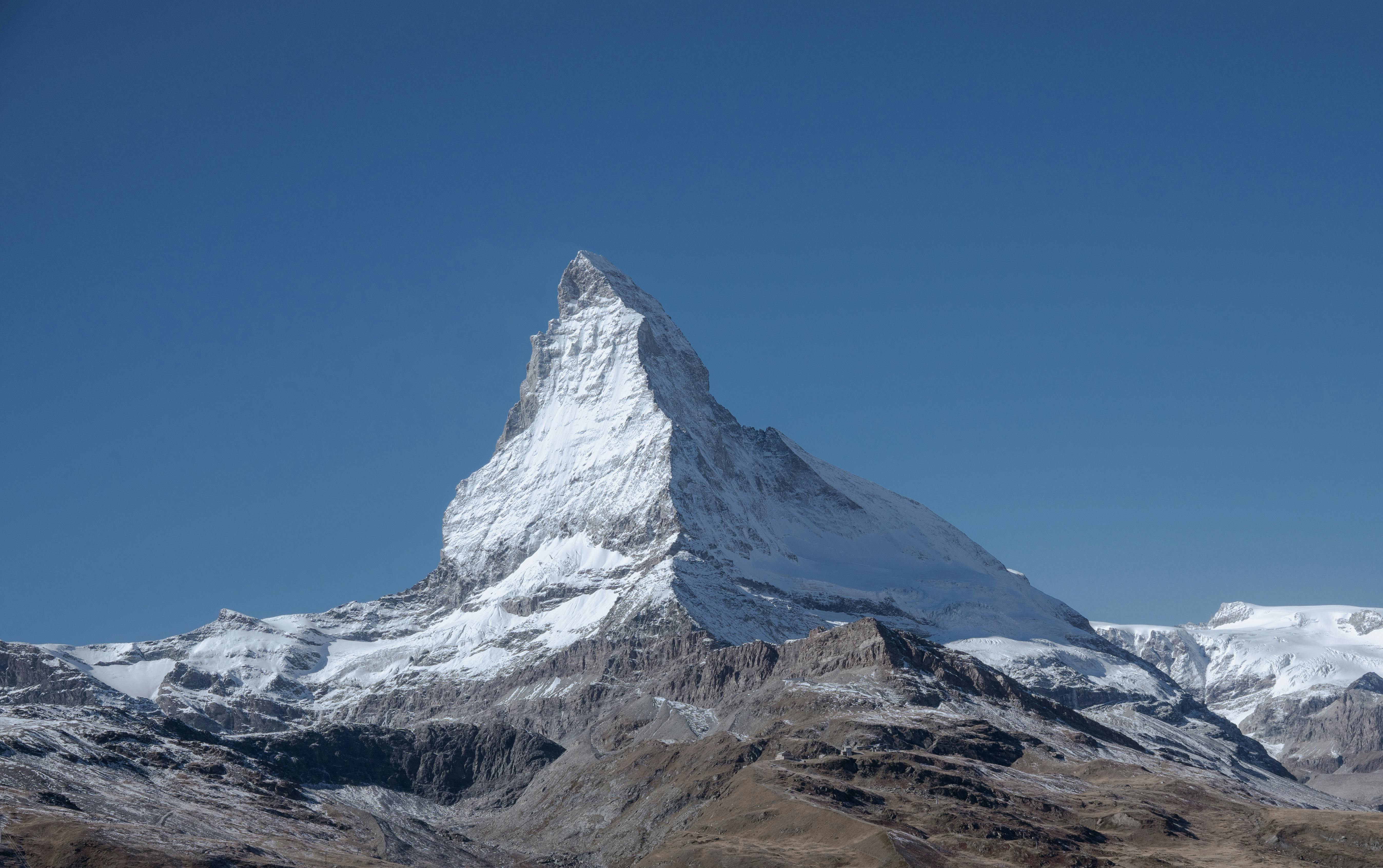 在晴朗的蓝天下，瑞士采尔马特白雪皑皑的马特宏峰景色令人惊叹