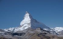在晴朗的蓝天下，瑞士采尔马特白雪皑皑的马特宏峰景色令人惊叹