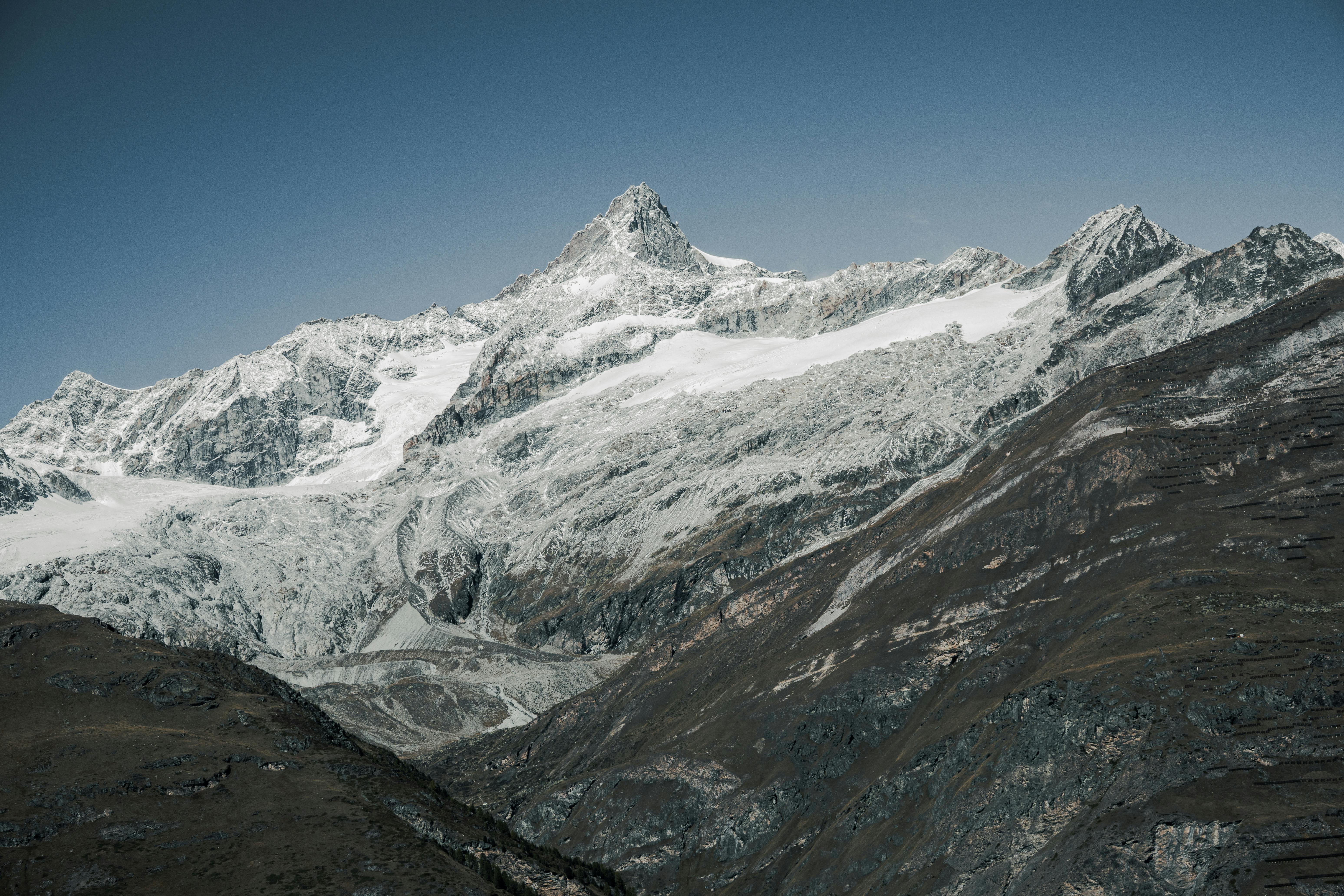 瑞士采尔马特峰的山景令人惊叹，山峰白雪皑皑