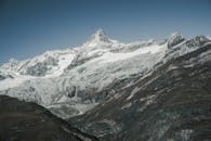 瑞士采尔马特峰的山景令人惊叹，山峰白雪皑皑
