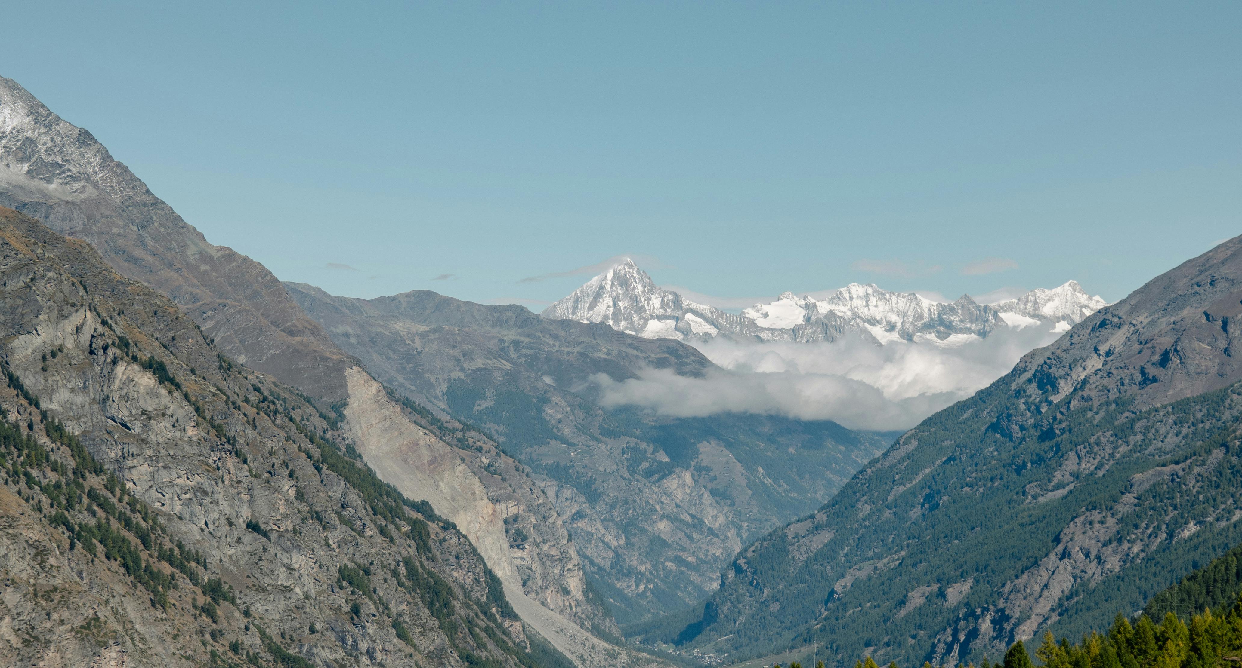 瑞士采尔马特的山地景观以其优美的风景和云雾环绕的马特峰为特色