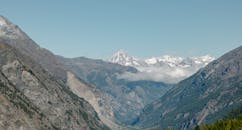 瑞士采尔马特的山地景观以其优美的风景和云雾环绕的马特峰为特色